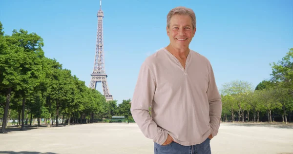 Zralé Bělochovi Poblíž Eiffel Tower Úsměv Kameru — Stock fotografie