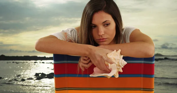 Verveeld Zoek Jonge Vrouw Met Schelp Strandstoel Door Oceaan — Stockfoto