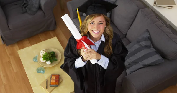 Feliz Joven Graduada Sosteniendo Diploma — Foto de Stock