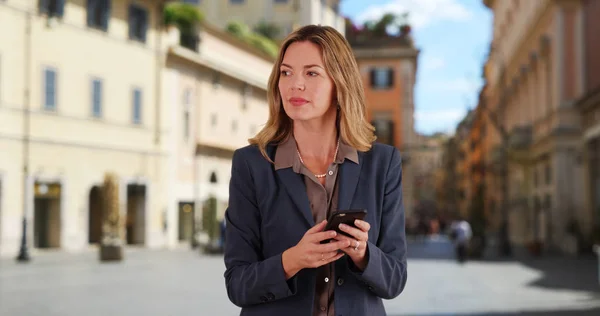 Empresária Roma Enviando Mensagens Com Celular — Fotografia de Stock
