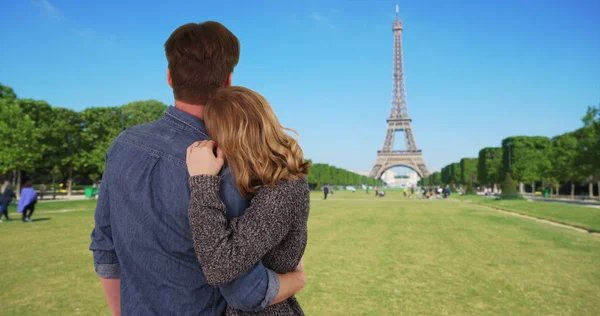 年轻夫妇凝望巴黎埃菲尔铁塔的后视 — 图库照片