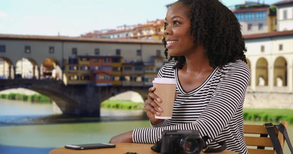 Sorridente Donna Nera Siede All Aperto Godendo Della Vista Del — Foto Stock