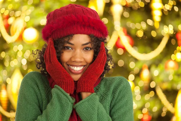 Close Van Portret Van Vrolijke Jonge Vrouw Voor Kerstboom — Stockfoto