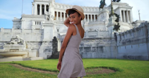 充满活力的女游客在罗马摆出愉快的姿势在阿尔塔雷德拉帕特里亚面前 — 图库照片