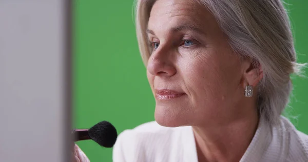 Güzel Olgun Beyaz Kadın Yeşil Ekran Üzerinde Makyaj Uygulamak — Stok fotoğraf