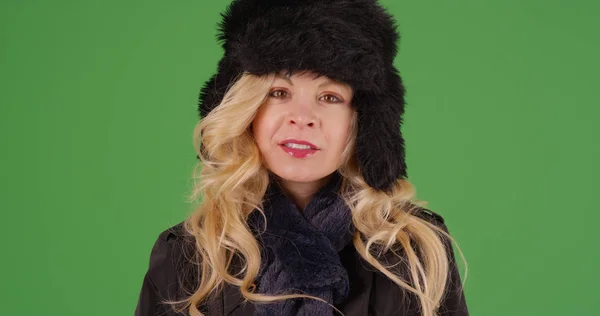Elegante Donna Bianca Che Indossa Vestiti Invernali Guardando Fotocamera Sullo — Foto Stock