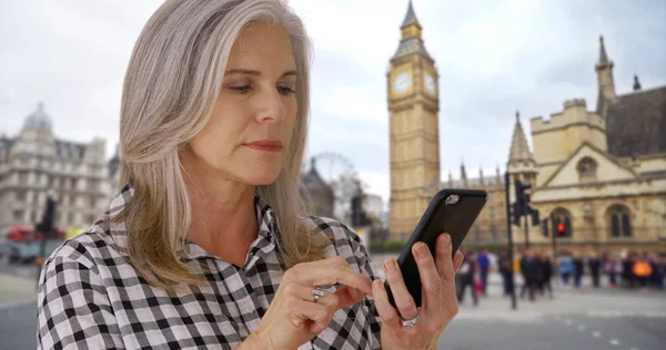 Mulher Envelhecida Londres Usa Smartphone Frente Big Ben — Fotografia de Stock