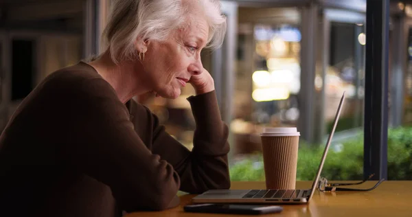 Lykkelig Eldre Kvinne Som Leser Internett Kaffebar Med Wifi – stockfoto