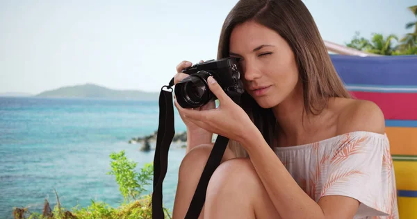 Giovane Fotografo Femminile Rilassante Vicino Oceano Scattare Foto Qualcosa — Foto Stock