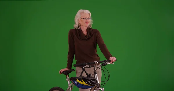 Portret Van Een Oudere Lachende Vrouw Met Fiets Groen Scherm — Stockfoto