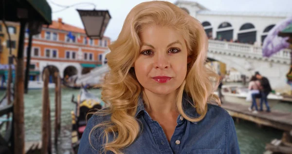 Turista Feminina Pelo Grande Canal Veneza Itália Alegre Sorridente — Fotografia de Stock