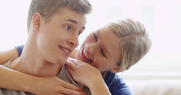 Jovem Feliz Casal Apaixonado Sorrindo Rindo — Fotografia de Stock