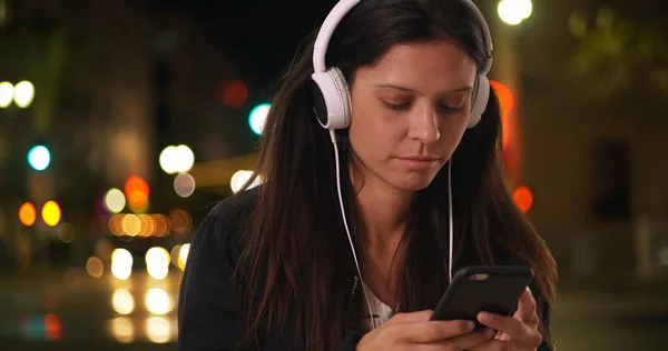 Millennial Mujer Mensajes Texto Teléfono Mientras Escucha Música Calle Ciudad —  Fotos de Stock