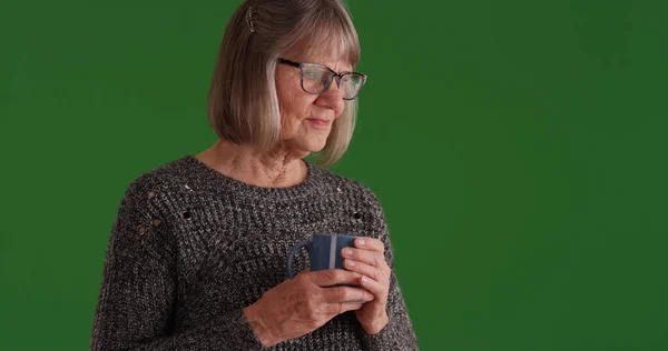 Nadenkend Witte Vrouwelijke Vrouw Met Koffie Zoek Offscreen Groen Scherm — Stockfoto