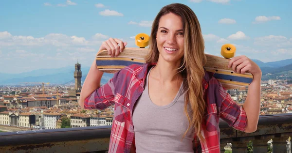 Glückliche Kaukasische Frau Florenz Mit Skateboard Auf Den Schultern — Stockfoto
