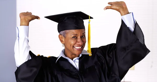 Enthousiaste Rijpe Zwarte Vrouw Afstuderen Jurk — Stockfoto