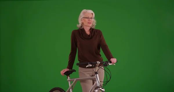 Retrato Mulher Sênior Branco Com Bicicleta Tela Verde — Fotografia de Stock