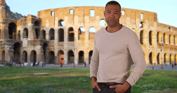 Orgulhoso Jovem Negro Macho Perto Coliseu Roma Posa Corajosamente — Fotografia de Stock