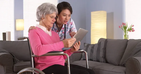 Пациент Пожилого Возраста Азиатская Медсестра Разговаривают Планшетом — стоковое фото