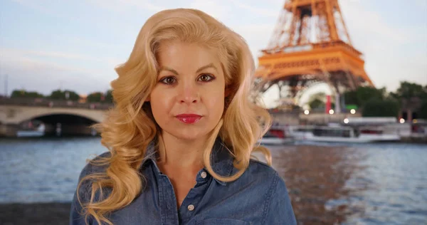 Lächelndes Porträt Einer Kaukasischen Frau Der Seine Paris — Stockfoto