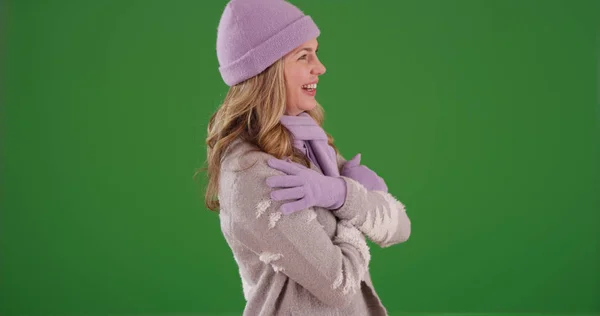 Προφίλ Της Ευτυχισμένη Γυναίκα Στα Της Ενδυμασία Χειμώνα Στην Πράσινη — Φωτογραφία Αρχείου