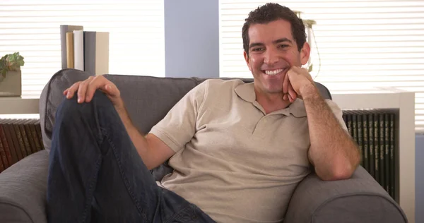 Mann Sitzt Lächelnd Auf Couch — Stockfoto