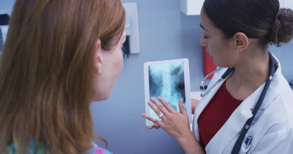 Close Adorável Latina Médico Segurando Tablet Para Rever Pacientes Quadril — Fotografia de Stock