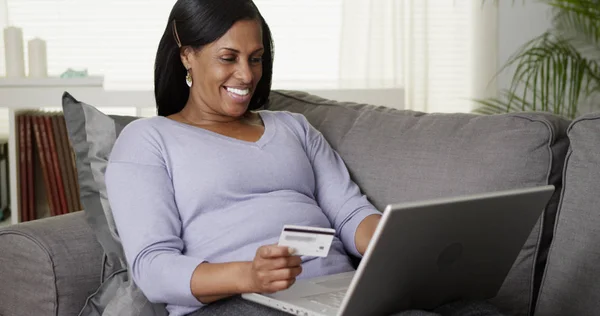 Middle Aged Woman Using Laptop Pay Bills — Stock Photo, Image