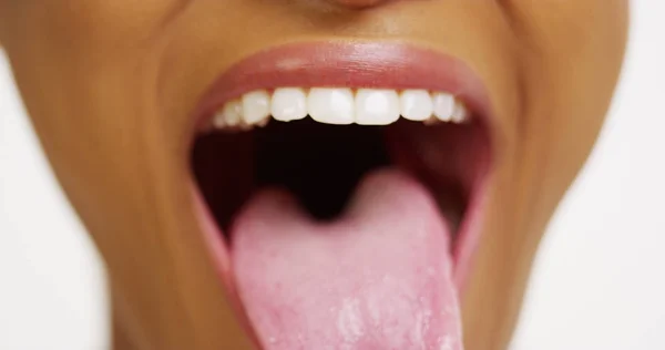 Närbild Afrikansk Kvinna Med Vita Tänder Leende Och Tungan Sticker — Stockfoto