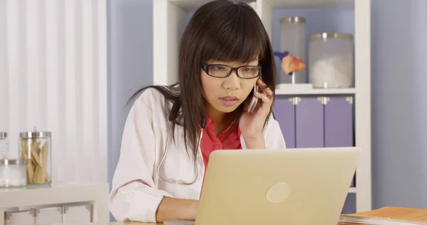 Chinese Doctor Talking Phone Prescription — Stock Photo, Image