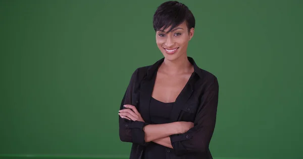 Jovem Mulher Negra Traje Preto Sorrindo Para Câmera Tela Verde — Fotografia de Stock