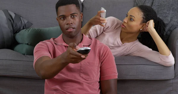 Jovem Casal Negro Relaxante Sofá Sorrindo Para Câmera — Fotografia de Stock