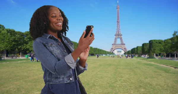 Niedliche Schwarze Frau Lacht Über Sms Historischen Eiffelturm Hintergrund — Stockfoto