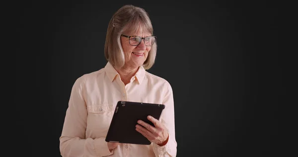 Joyful Laughing Senior Woman Enjoying Using Pad Device Grey Backdrop — Stock Photo, Image