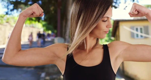 适合20多岁的白种人女孩在意大利时展示手臂肌肉 — 图库照片