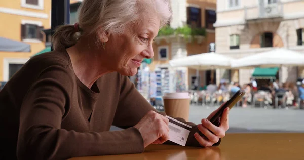 Счастливый Пожилой Турист Забронировал Рейс Мобильному Телефону Сидя Римском Кафе — стоковое фото