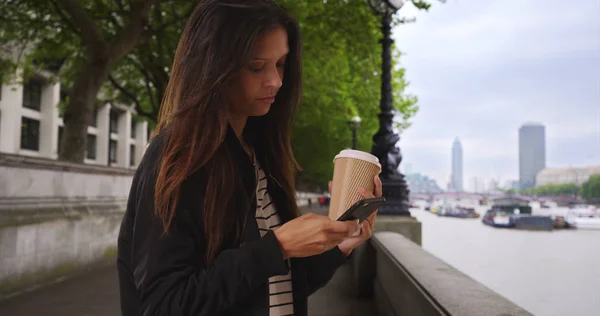 Somber Fêmea Londres Com Sua Mensagem Café Com Telefone Celular — Fotografia de Stock