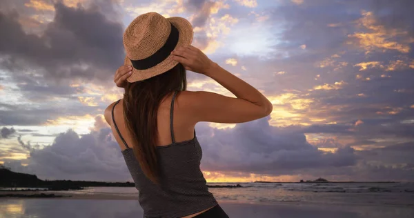 Linda Chica Milenaria Vacaciones Girando Con Sombrero Fedora Playa — Foto de Stock