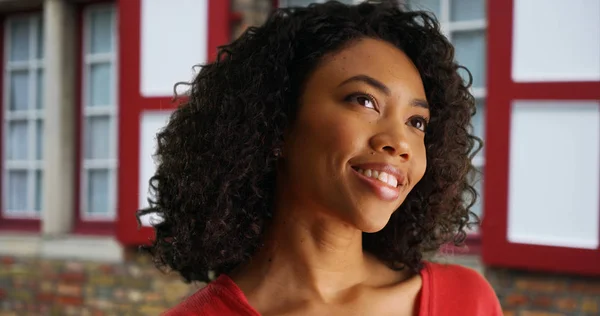 Close Feliz Jovem Afro Americano Mulher Sorrindo Para Mesma Fora — Fotografia de Stock