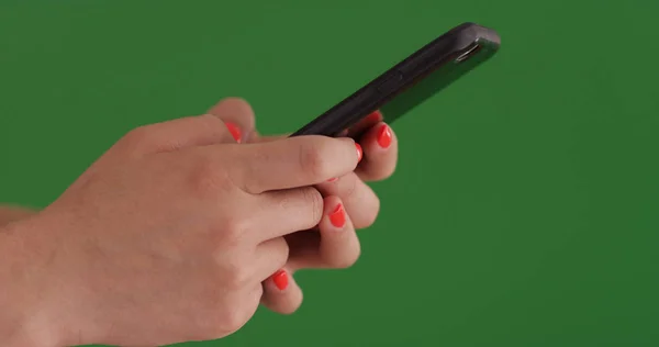 Visualização Perfil Mãos Femininas Usando Dispositivo Móvel Tela Verde — Fotografia de Stock