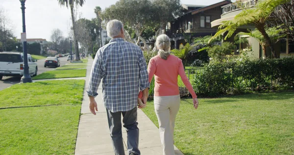 Senior Couple Walking Neighborhood — Stock Photo, Image