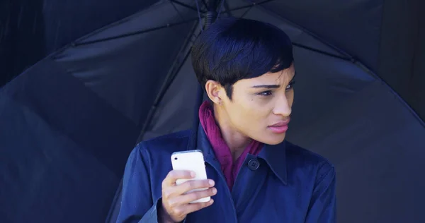 Schwarze Frau Mit Regenschirm Steht Mit Handy Regen — Stockfoto