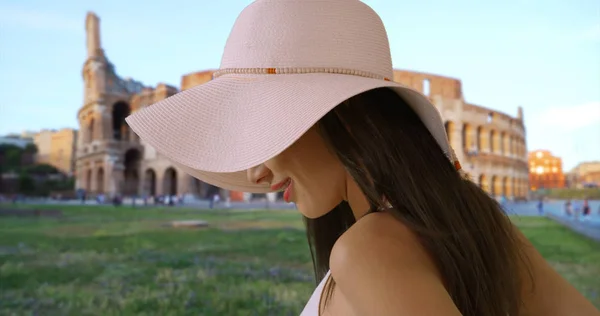 Close Turista Latina Atraente Perto Roma Colosseum Sorrindo — Fotografia de Stock