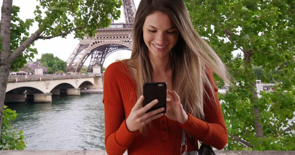 Νεαρή Κοπέλα Τραβώντας Smartphone Για Απαντήσετε Κείμενο Από Τον Πύργο — Φωτογραφία Αρχείου