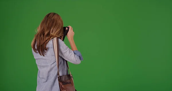 Vista Trasera Mujer Rubia Tomando Fotos Con Cámara Pantalla Verde —  Fotos de Stock