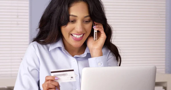 Mujer Hispana Haciendo Una Compra Por Teléfono —  Fotos de Stock