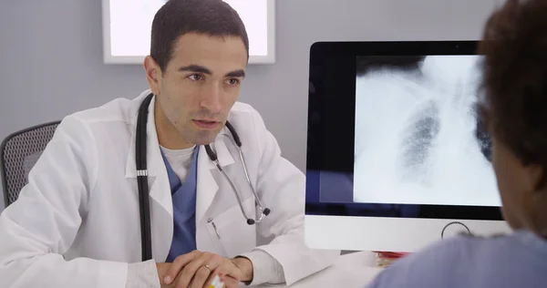 Donna Mezza Età Colore Incontro Con Medico Ufficio Rivedere Risultati — Foto Stock