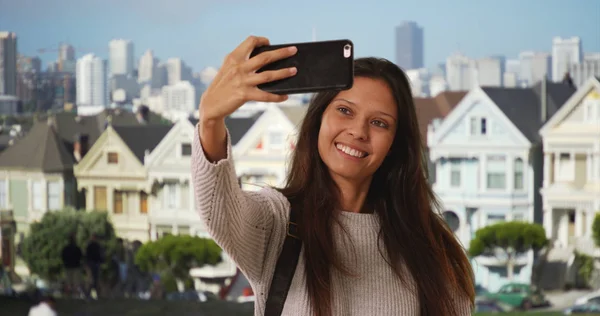 在旧金山附近 带着背包的千禧一代妇女拿着手机自拍 — 图库照片
