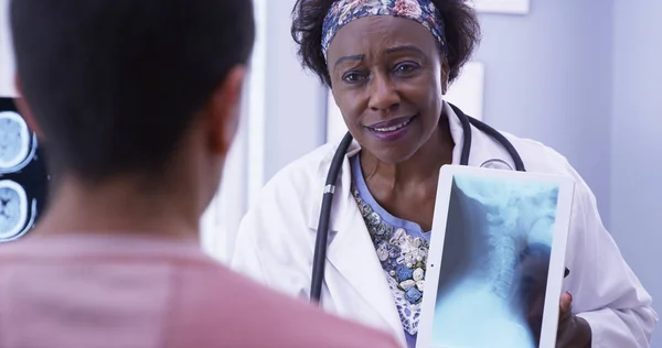 Amable Médico Senior Explicando Joven Paciente Masculino Radiografía Cuello — Foto de Stock