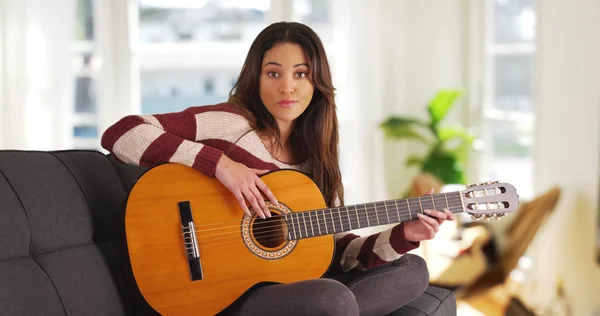 Милий Мексиканські Жіночий Музикант Розвалившись Дому Холдингу Акустична Гітара Колінах — стокове фото